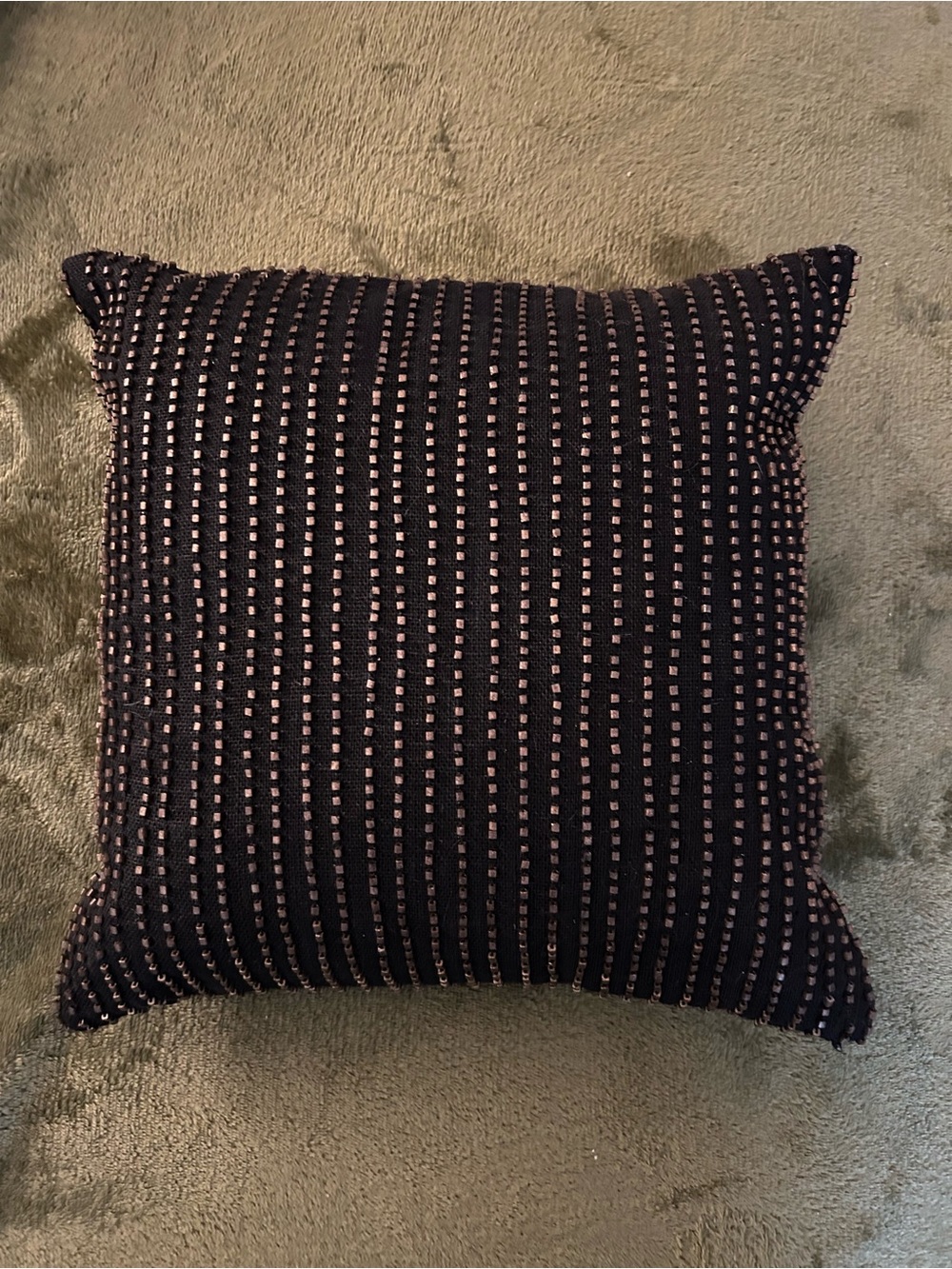 Donna Karan Home
Reflection Metallic Beaded Luxury Throw Pillow
Black 12x12